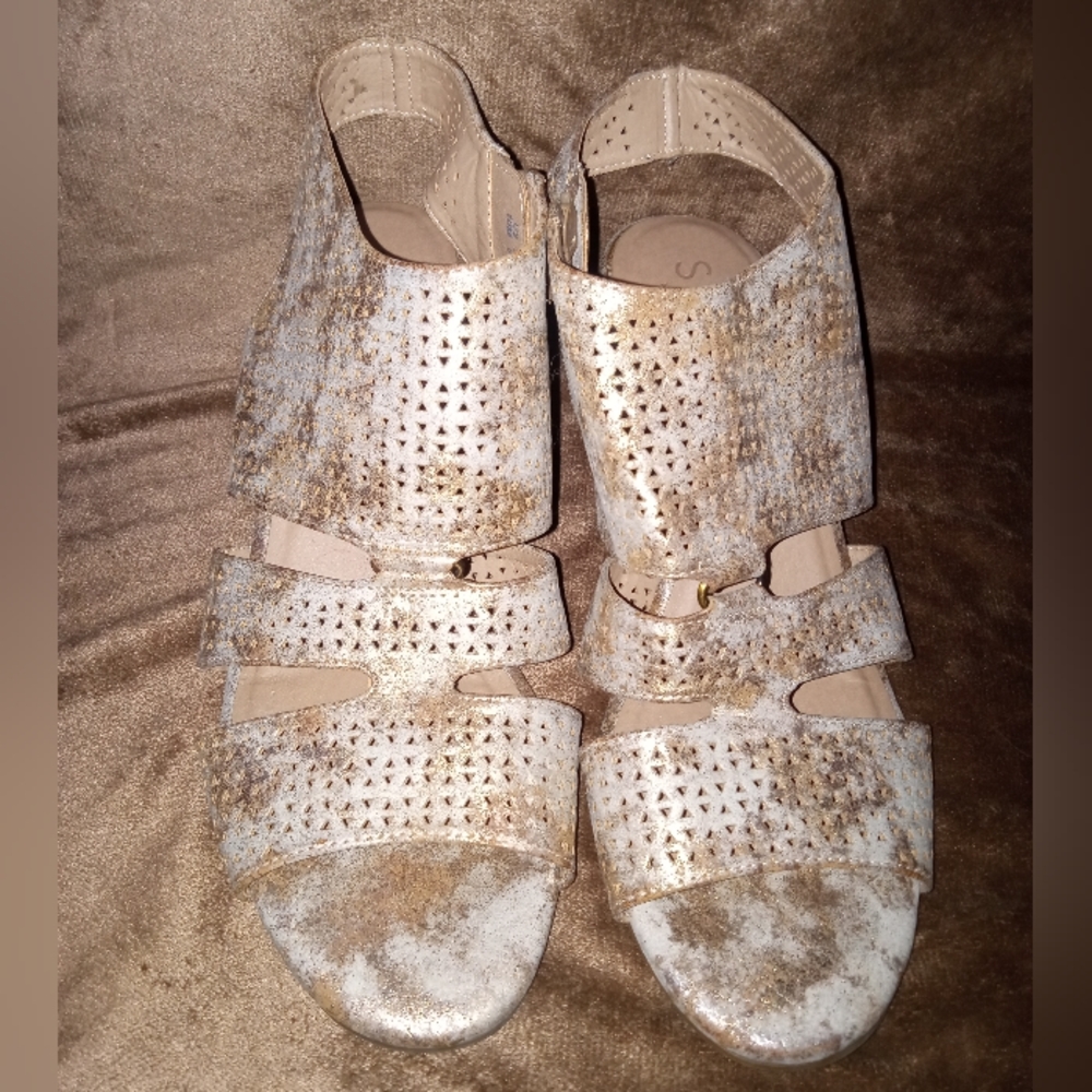 SOUL Naturalizer Dez sandal - size 10M - silver/gold